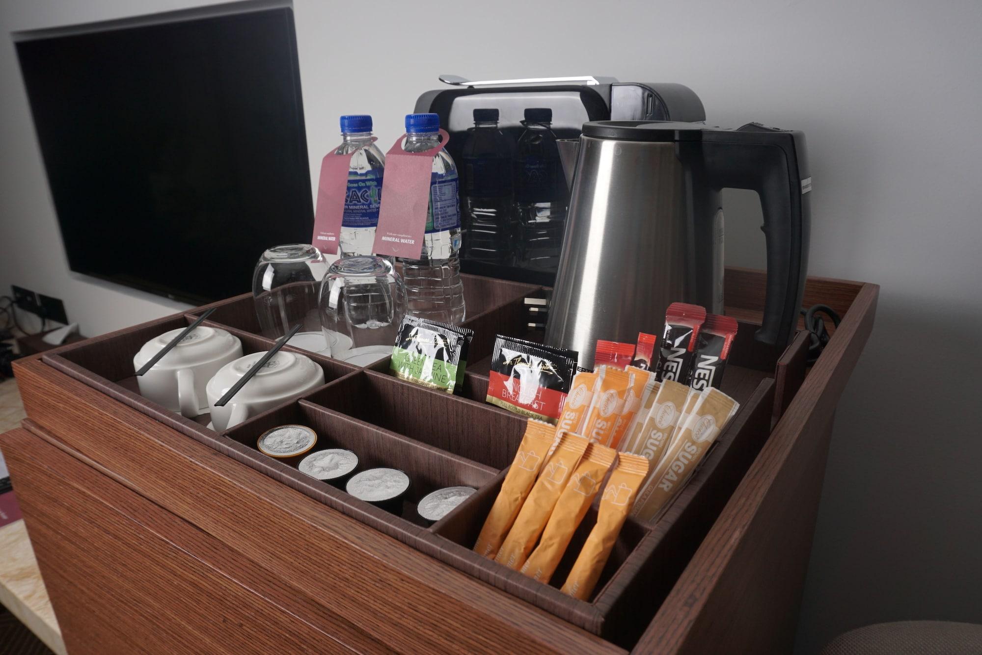 Movenpick Hotel & Convention Centre Klia Sepang Dış mekan fotoğraf A tea and coffee tray in a hotel room