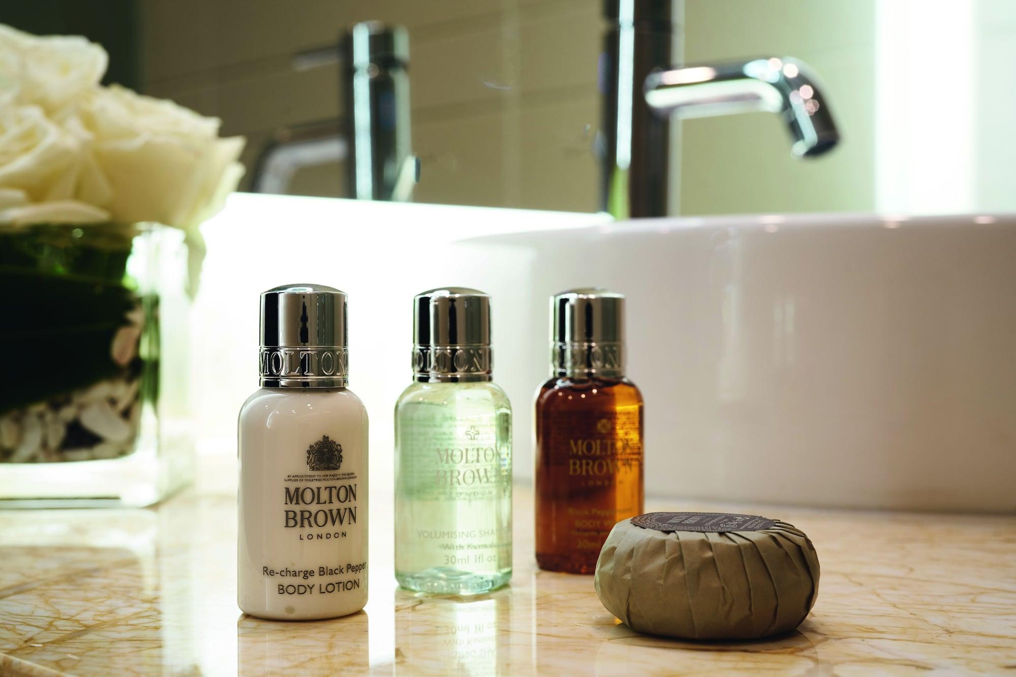 Movenpick Hotel & Convention Centre Klia Sepang Dış mekan fotoğraf Molton Brown products
