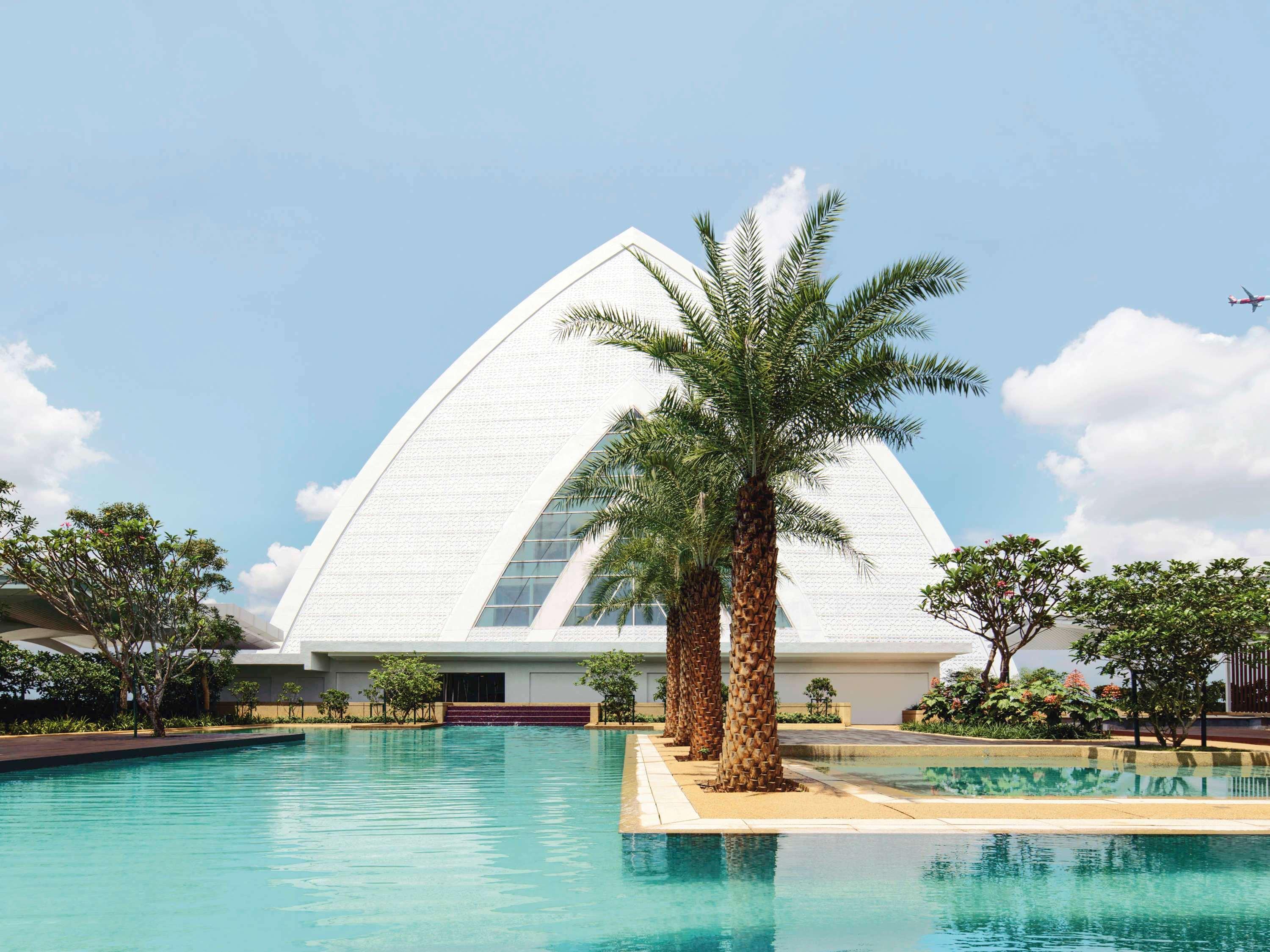 Movenpick Hotel & Convention Centre Klia Sepang Dış mekan fotoğraf The clubhouse at the World of Golf