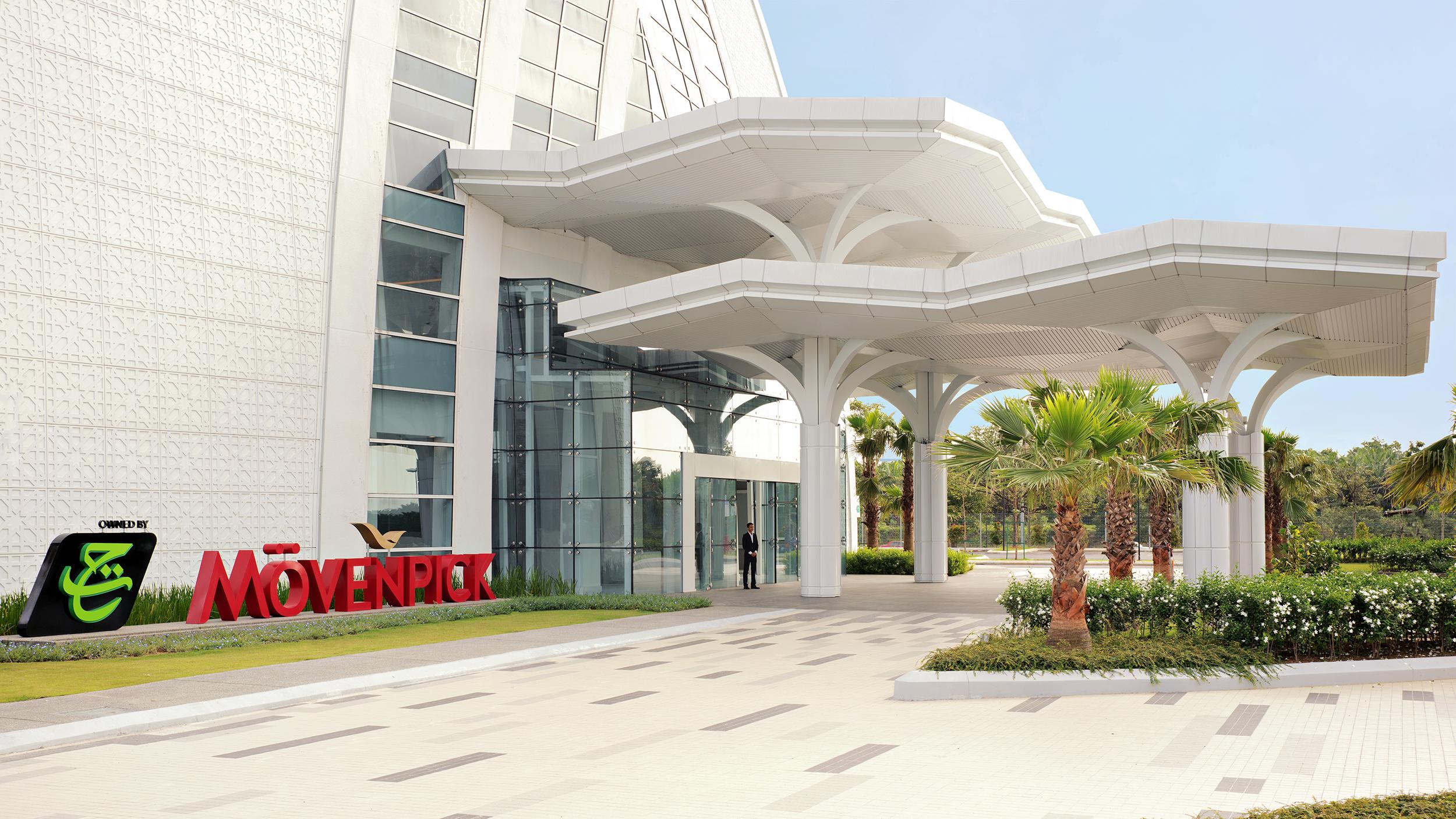 Movenpick Hotel & Convention Centre Klia Sepang Dış mekan fotoğraf The entrance of the museum