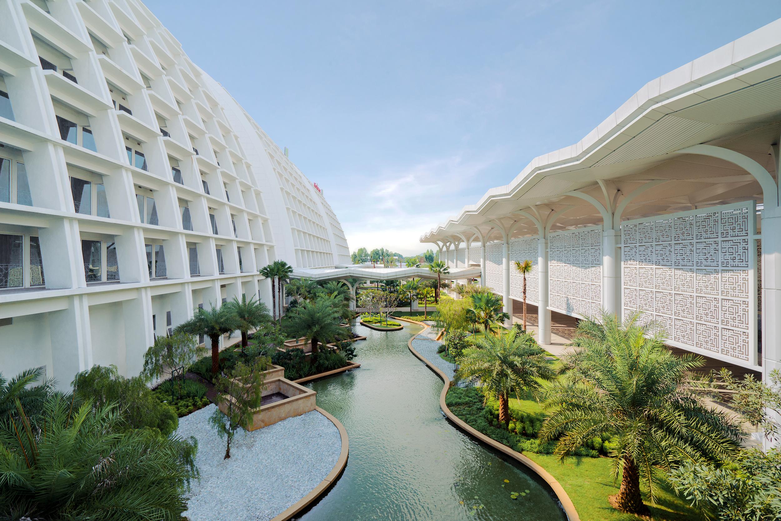 Movenpick Hotel & Convention Centre Klia Sepang Dış mekan fotoğraf The River of Life