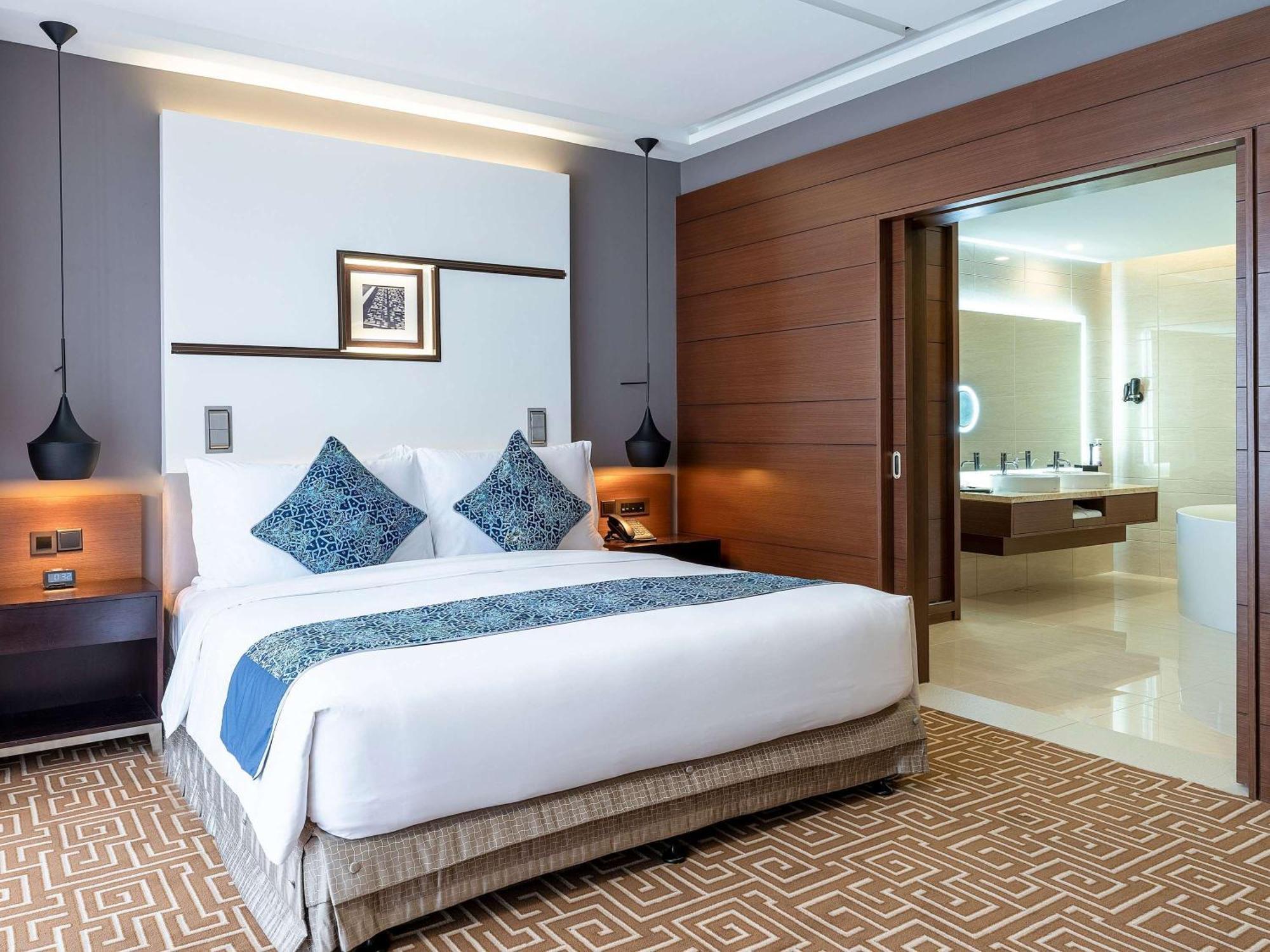 Movenpick Hotel & Convention Centre Klia Sepang Dış mekan fotoğraf A bedroom at the hotel