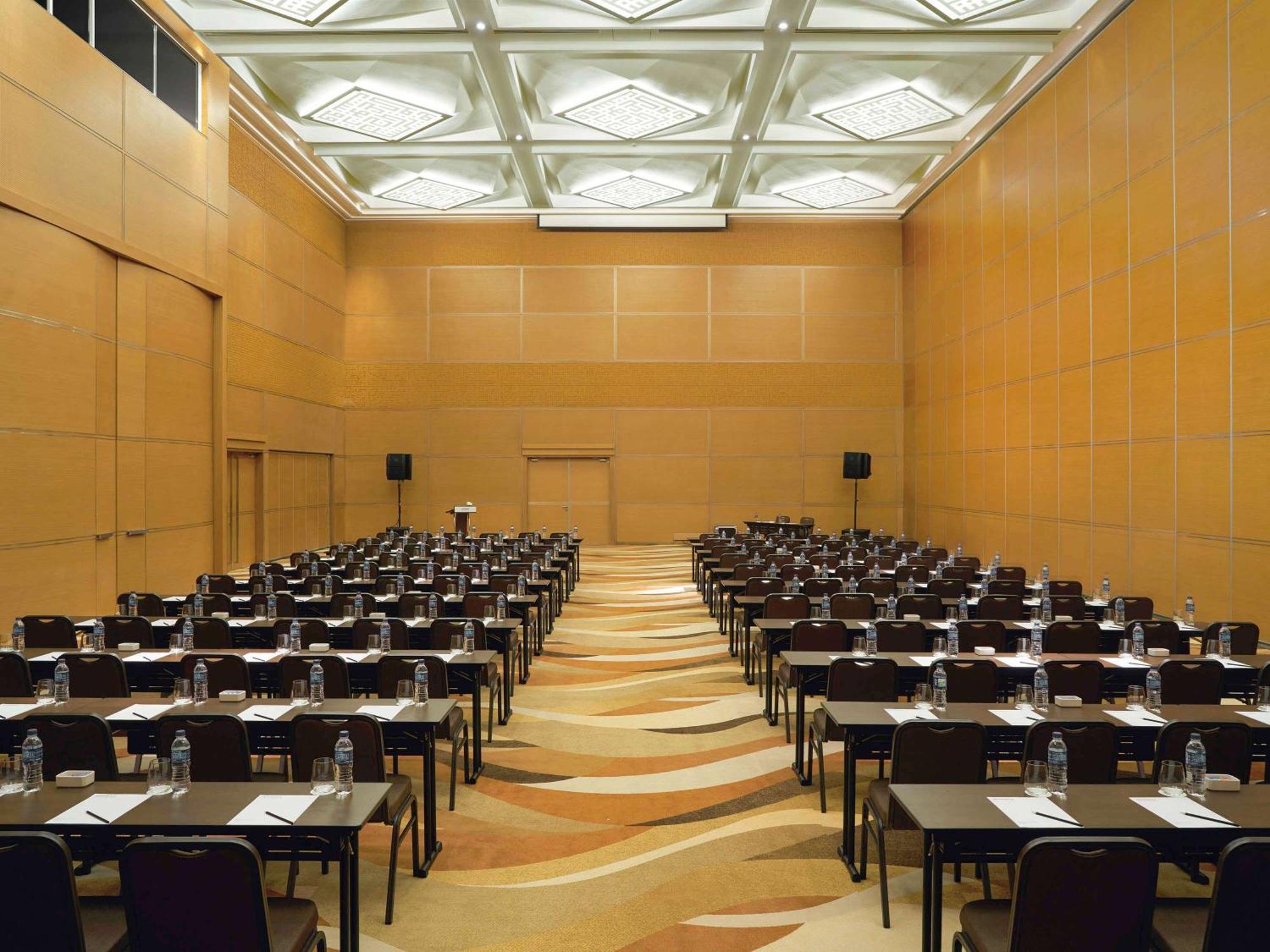 Movenpick Hotel & Convention Centre Klia Sepang Dış mekan fotoğraf The Auditorium