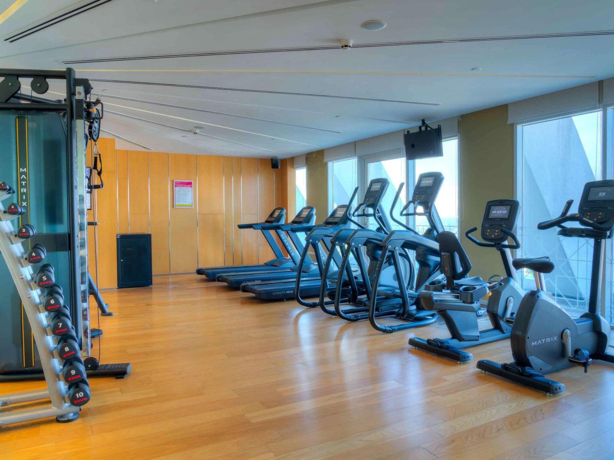 Movenpick Hotel & Convention Centre Klia Sepang Dış mekan fotoğraf The gym at the 39th floor