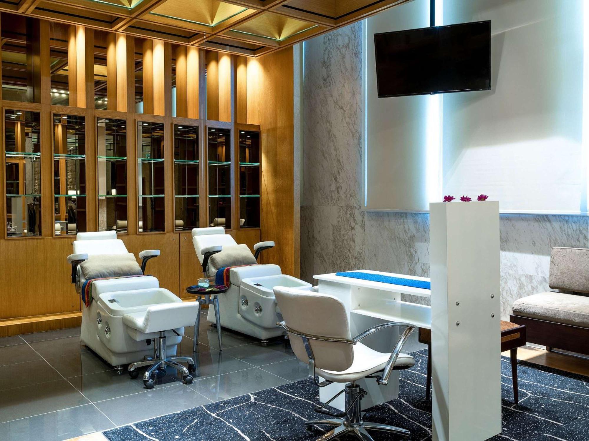 Movenpick Hotel & Convention Centre Klia Sepang Dış mekan fotoğraf The nail salon at The Spa at The Standard, East Village