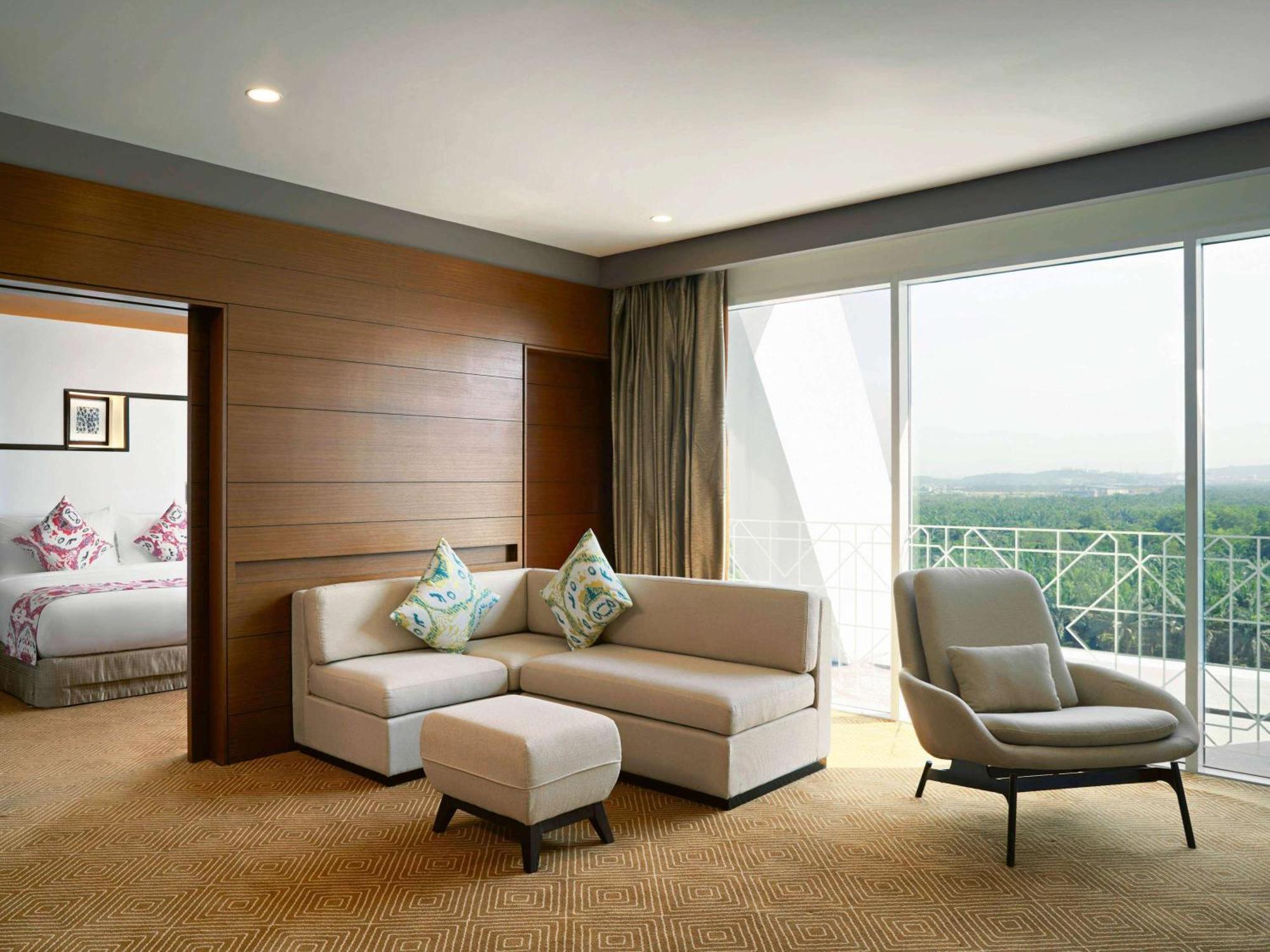 Movenpick Hotel & Convention Centre Klia Sepang Dış mekan fotoğraf Suite at the hotel