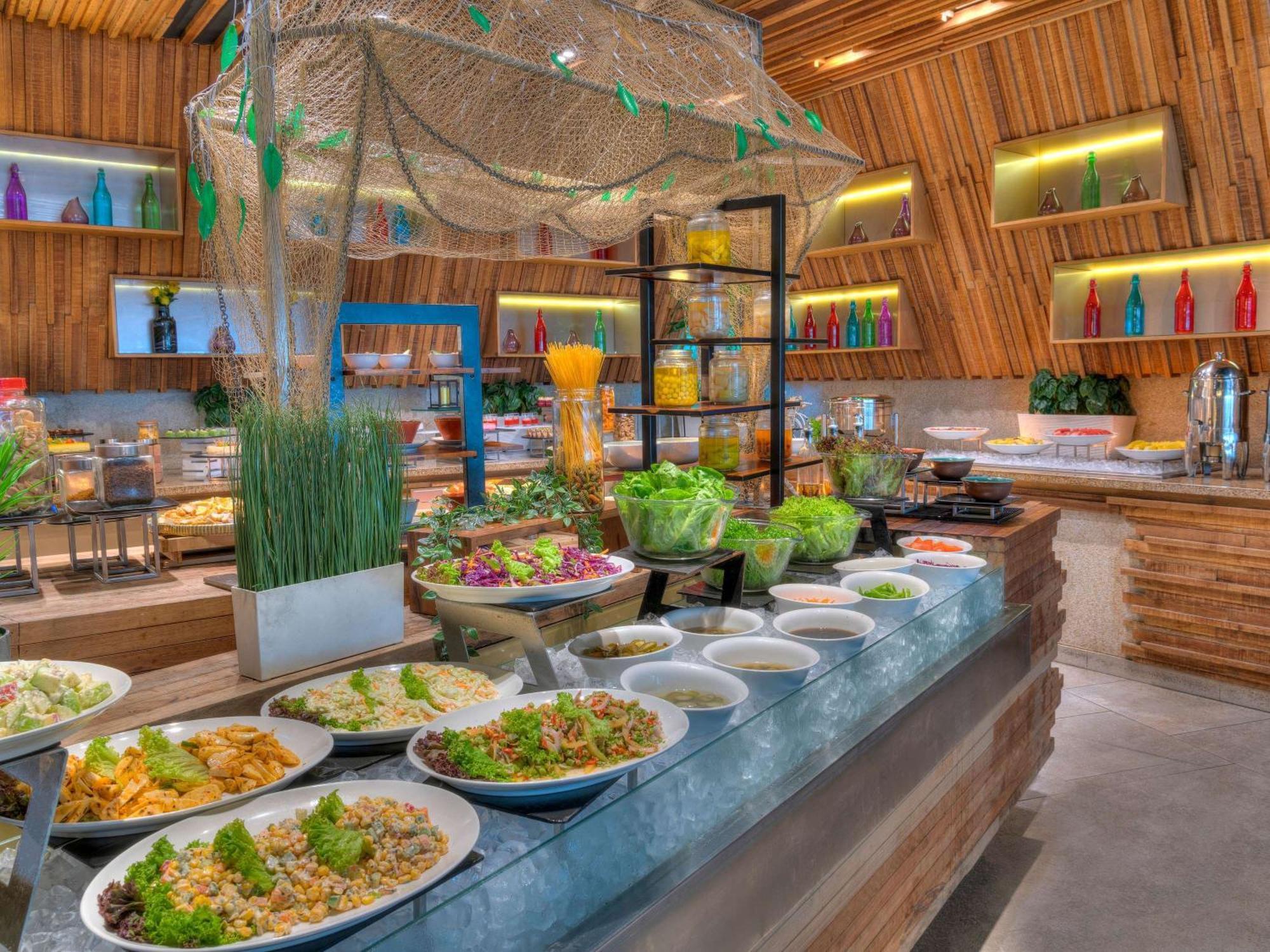 Movenpick Hotel & Convention Centre Klia Sepang Dış mekan fotoğraf The buffet at the resort