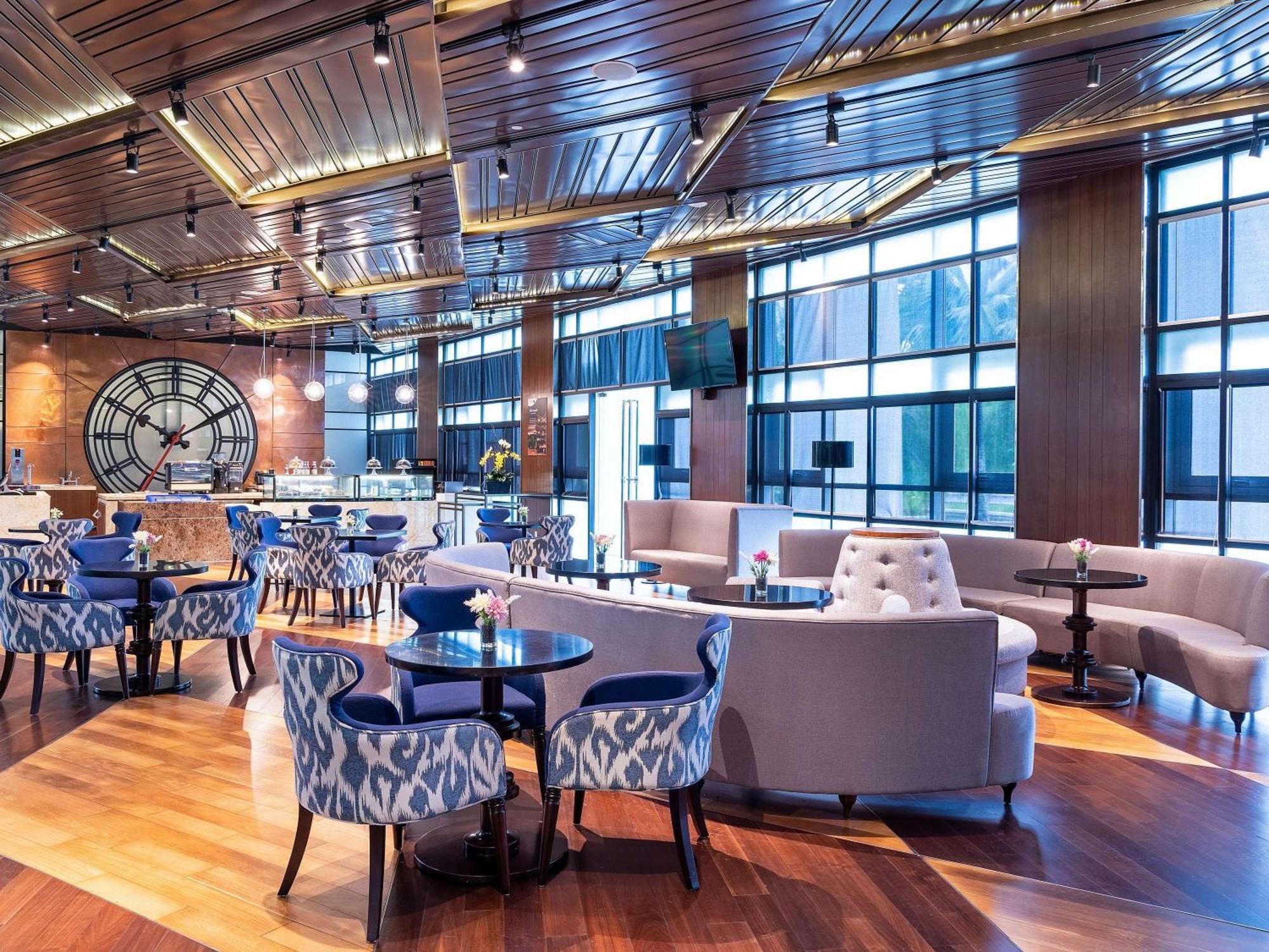 Movenpick Hotel & Convention Centre Klia Sepang Dış mekan fotoğraf The interior of the restaurant