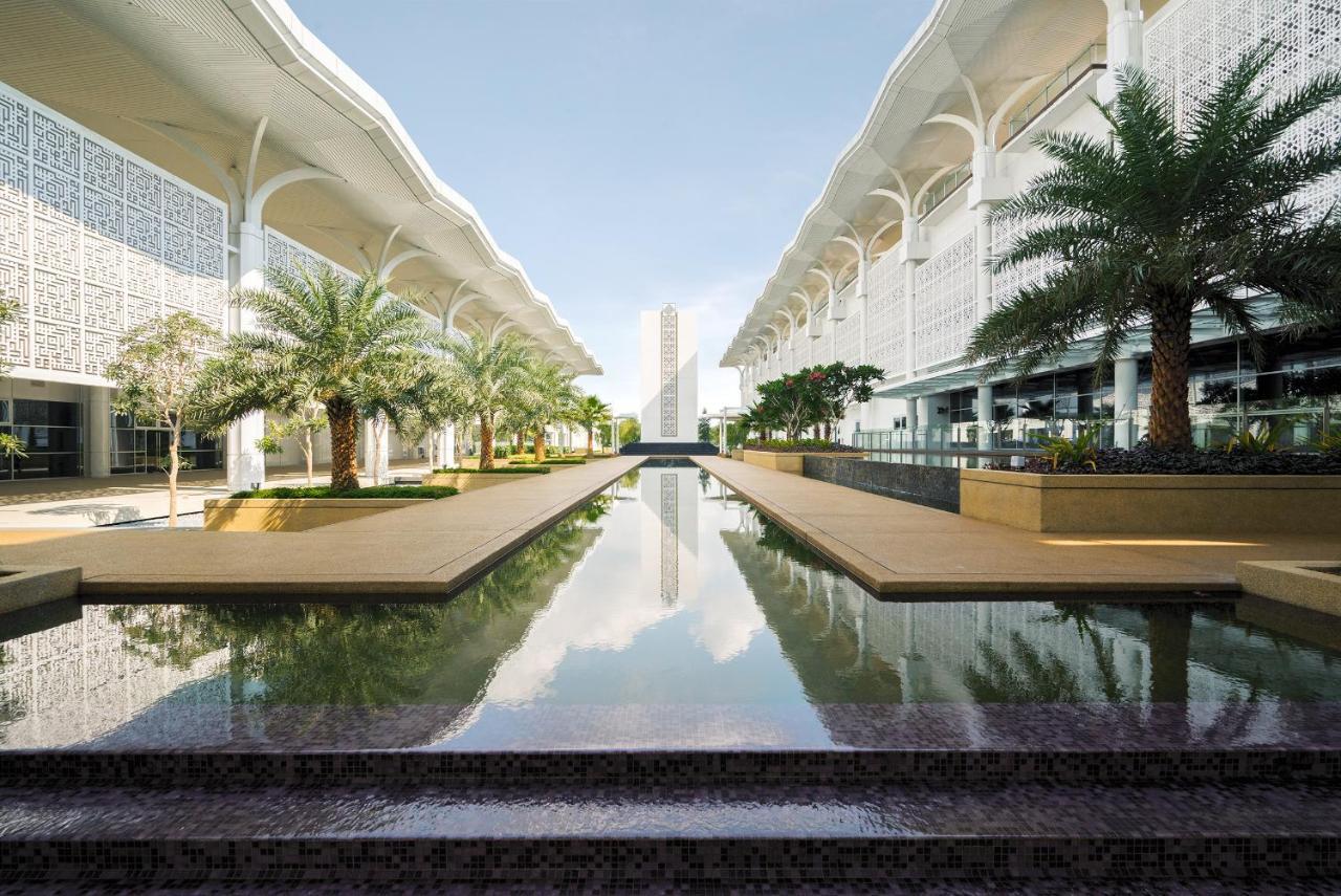 Movenpick Hotel & Convention Centre Klia Sepang Dış mekan fotoğraf The King Abdullah Financial District