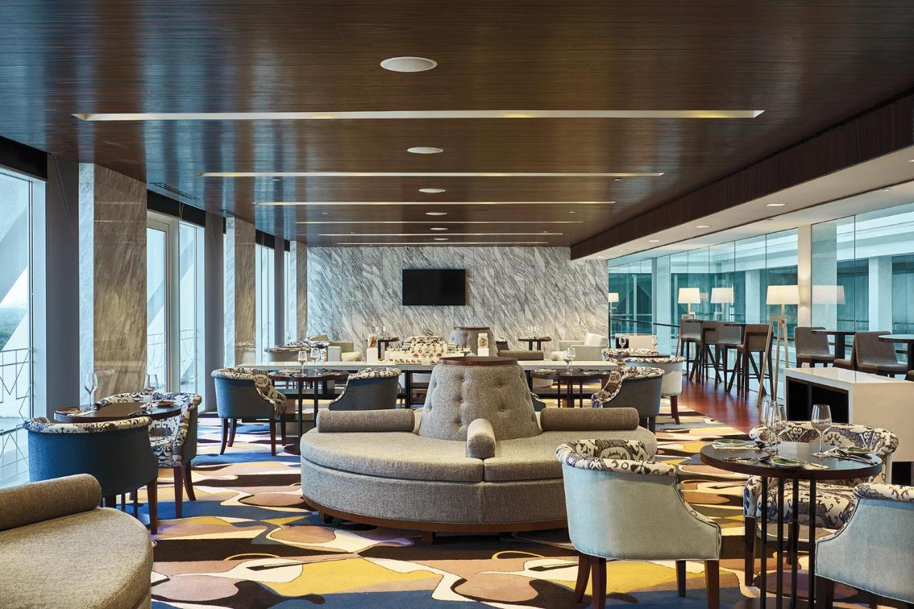 Movenpick Hotel & Convention Centre Klia Sepang Dış mekan fotoğraf The lounge at KLIA