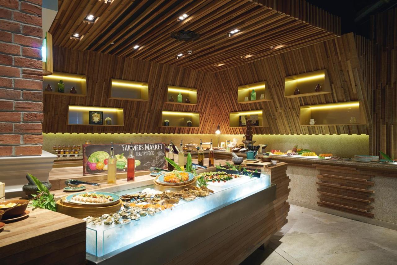 Movenpick Hotel & Convention Centre Klia Sepang Dış mekan fotoğraf The buffet at the hotel