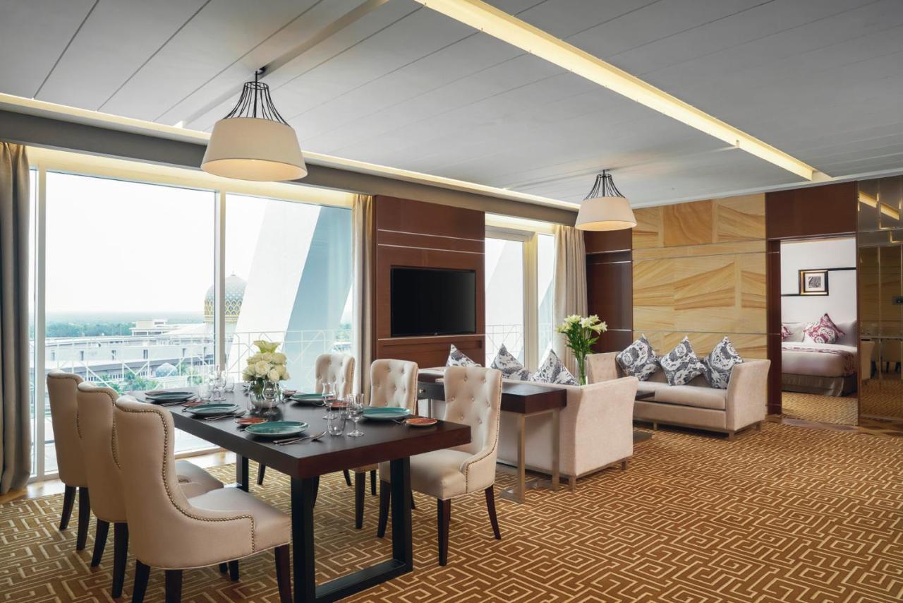 Movenpick Hotel & Convention Centre Klia Sepang Dış mekan fotoğraf A suite at the hotel