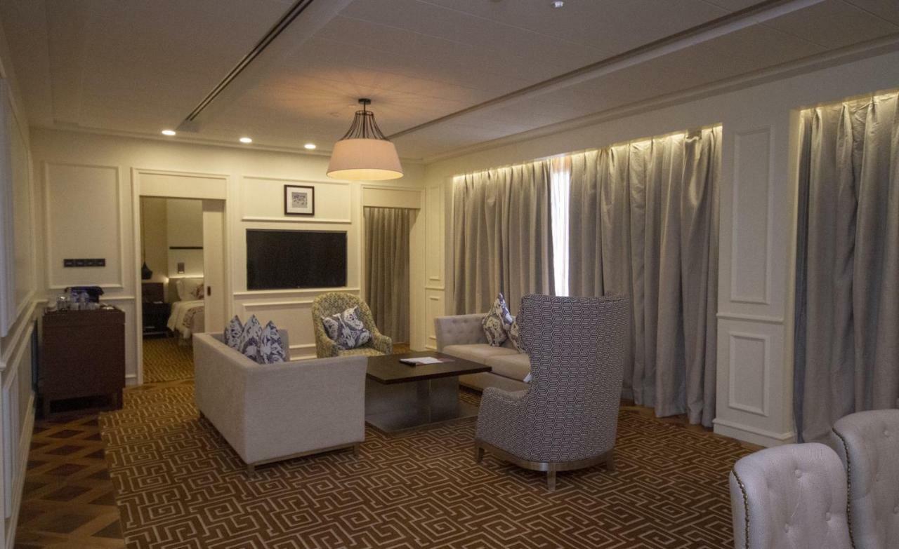 Movenpick Hotel & Convention Centre Klia Sepang Dış mekan fotoğraf A living room in a suite at the hotel